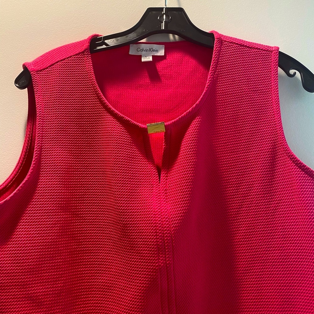 Calvin Klein pink keyhole sleeveless top with gold hardware size Large